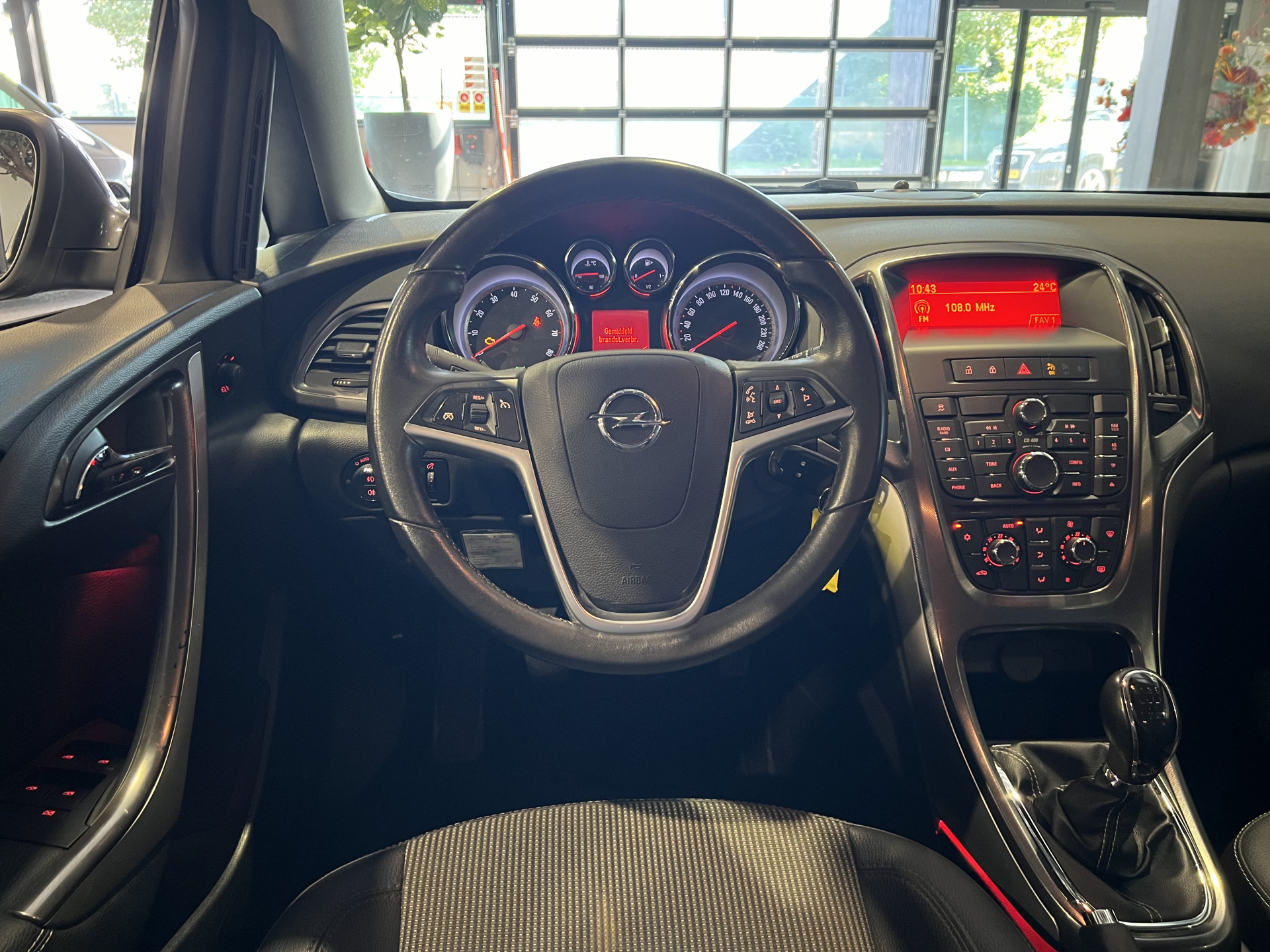 39957405-2.jpg
