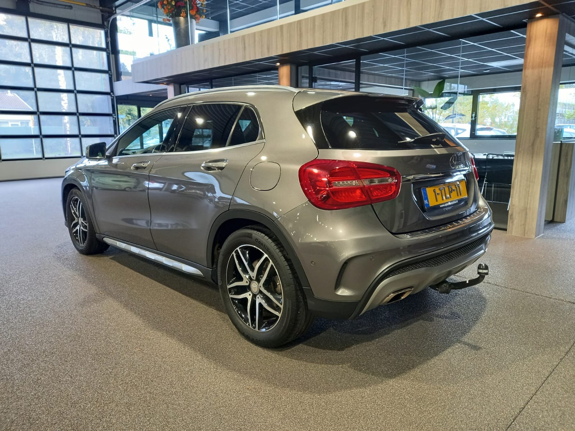 48516565-2.jpg