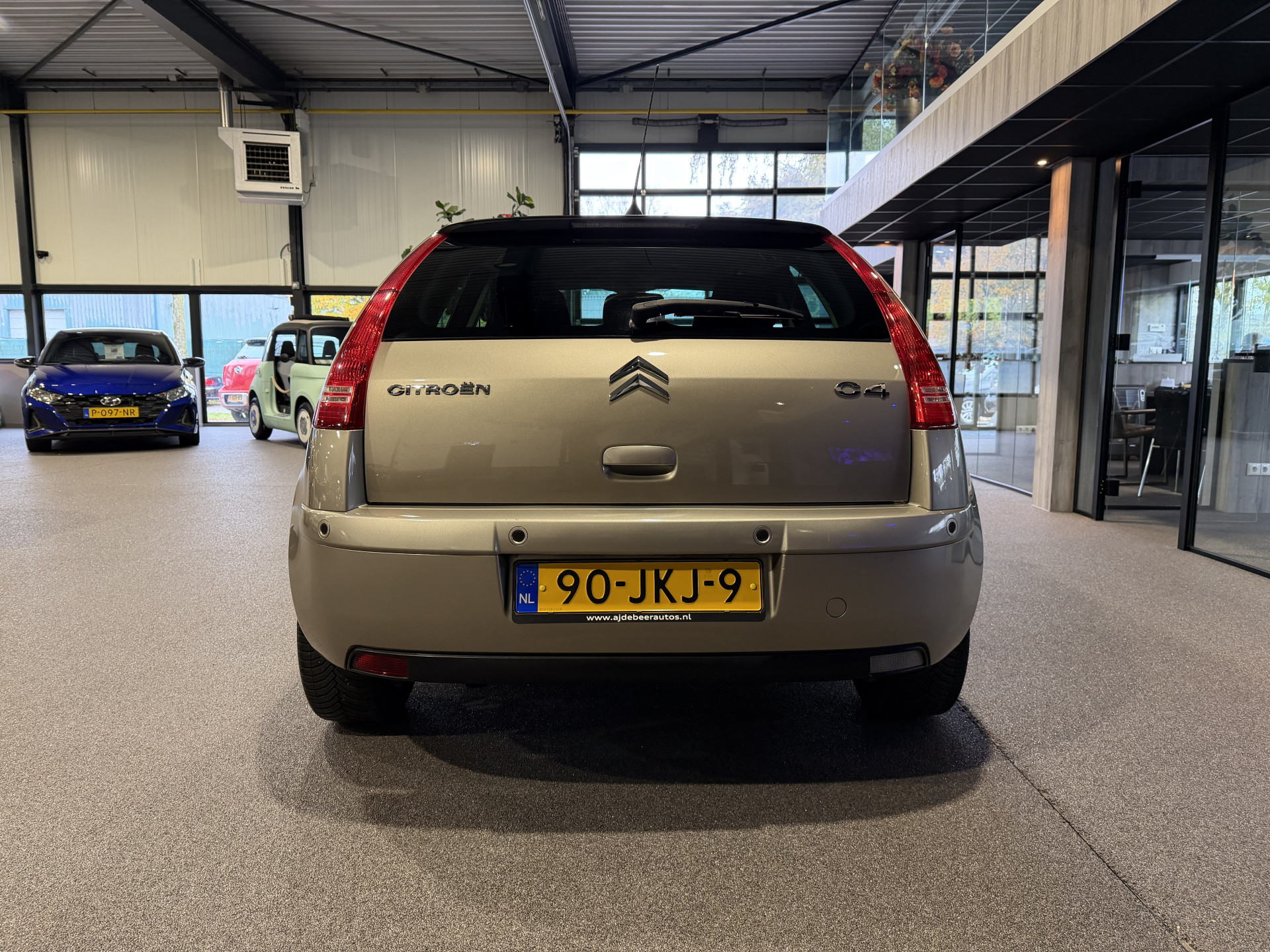 48623196-9.jpg